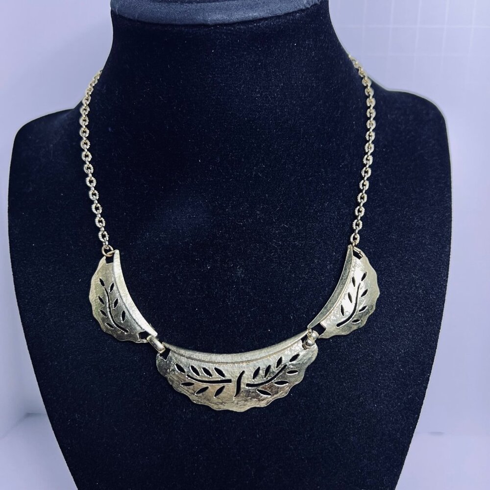 Vintage Gold Tone Leaf Bib Necklace And Clip On Earrings Set (5726) - Picture 2 of 10